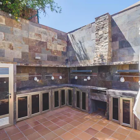 Willa Cubo's Gibralfaro House Center *